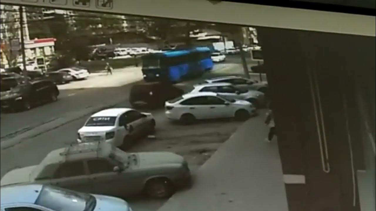 Таксист выкинул девушку. Мусор у дороги м7. таксист. таксист из такси. два водителя на дороге.