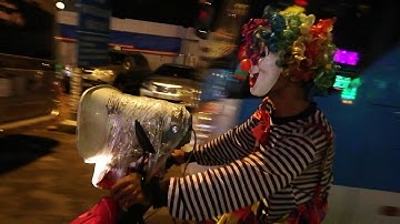 Nhọc nhằn nghề chú hề chạy rong quảng cáo cho rạp xiếc.