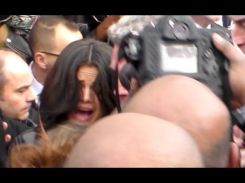 Selena GOMEZ mobbed by fans @ Paris 11 march 2015 show Vuitton Fashion Week