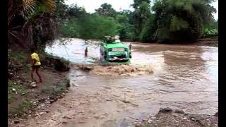 Bis Amfoang menerjang banjir