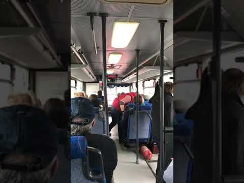 В автобусе 24 в Калининграде кондуктор пыталась отобрать гитару у ребёнка