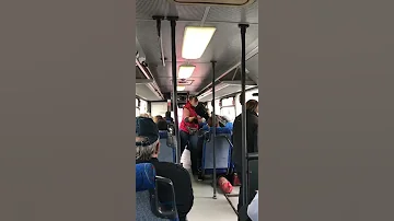 В автобусе 24 в Калининграде кондуктор пыталась отобрать гитару у ребёнка