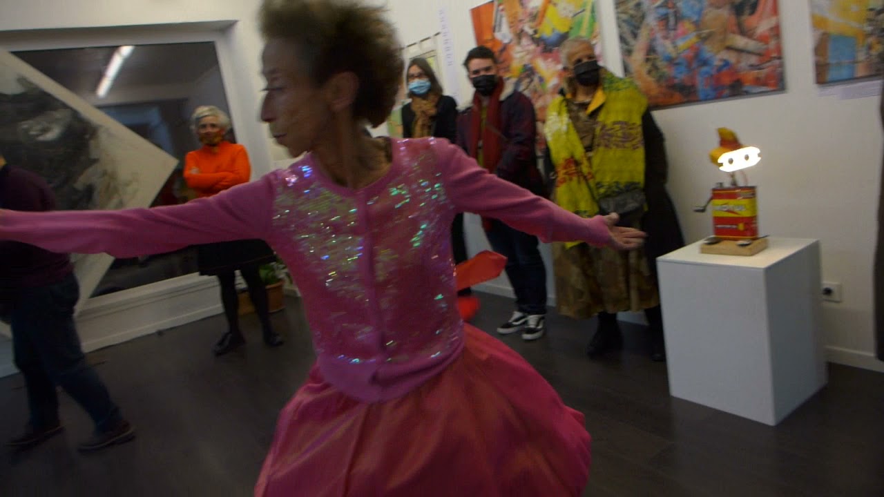 Watch Performance Vie-Vent de Geneviève Charras à Art Course pour l'exposition "Nous sommes Vivants" on YouTube Watch Performance Vie-Vent de Geneviève Charras à Art Course pour l'exposition "Nous sommes Vivants" on YouTube