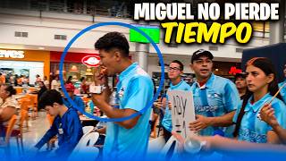 Nos deleitamos escuchando cantar a estos artistas. Miguel no pierde tiempo