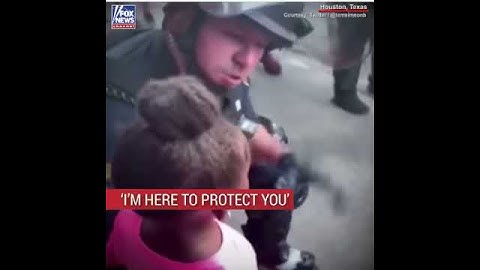 A police officer in Houston comforted a little girl at a protest
