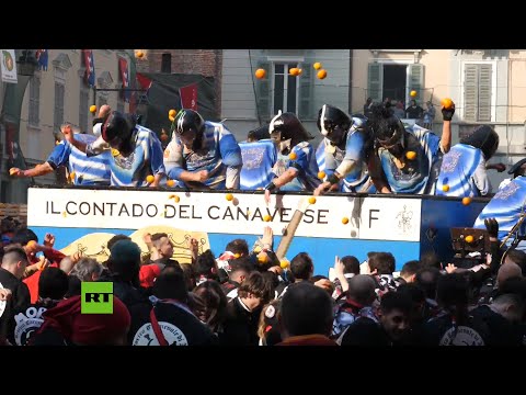 Pese al brote del coronavirus Ivrea celebra el carnaval con la 'Batalla de las naranjas'