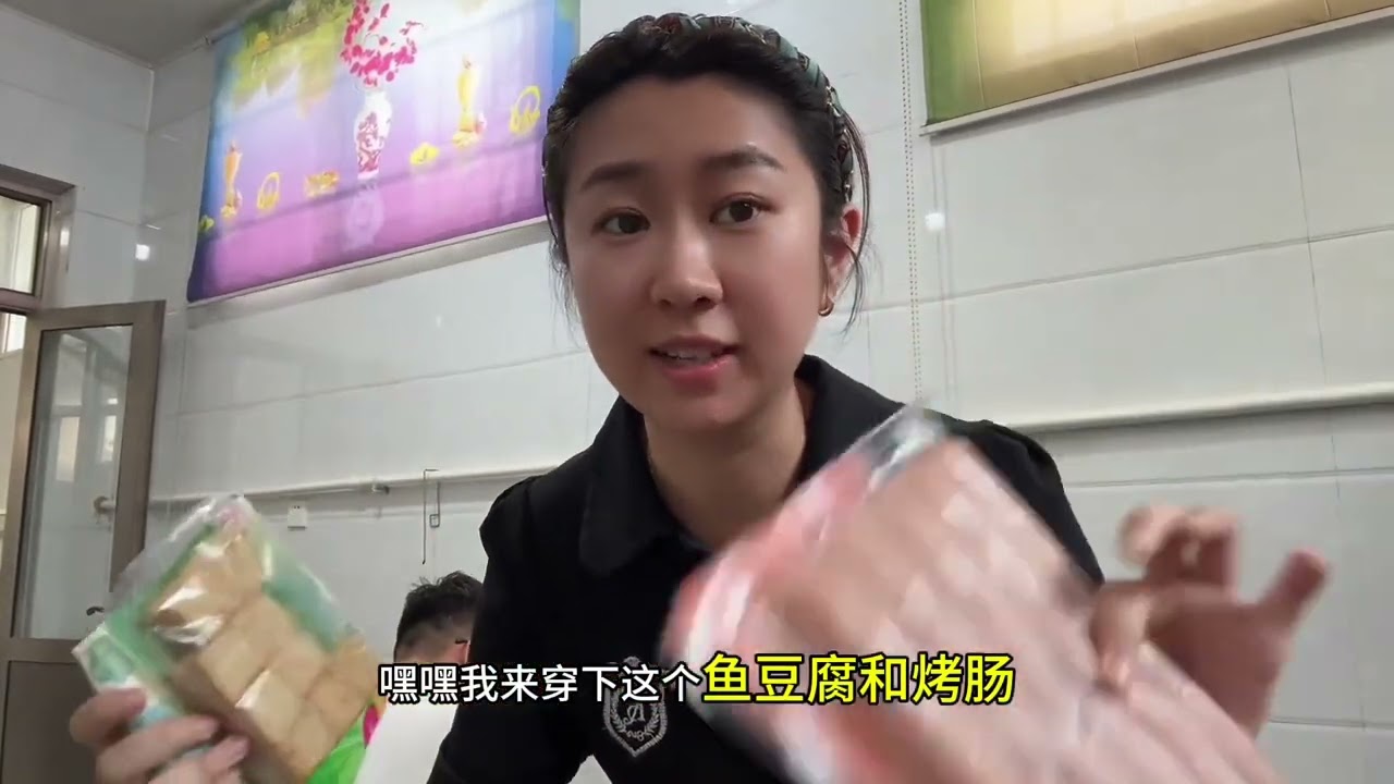 夏天了，怎么能少的了烧烤呢。趁着过节一大家子聚一起，人多热闹，吃着串，唠着嗑，开心加倍。#记录真实生活 #日常vlog #烧烤 #撸串儿约起来 #在家烧烤 @DOU+小助手 @抖音小助手 @抖音创作