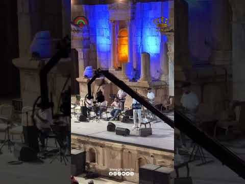 يا بيرقنا العالي بغناء مشترك بين الفنان الأردني سعد ابو تايه والجمهور مهرجان جرش للثقافة والفنون