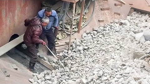 Barges unloading ore and pebbles - Video from the start - smooth flow