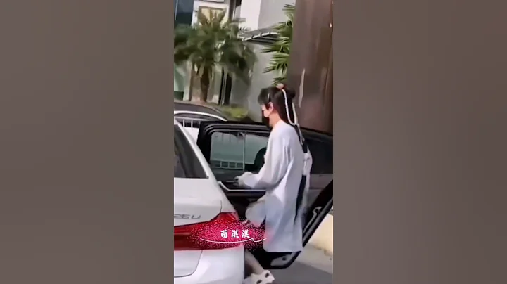 #向全世界安利成毅 #成毅 跑的真絲滑，那邊車門如果打開是不是就出溜出去了哈哈 - 天天要聞