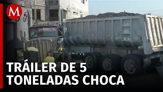 Tráiler impacta casa sobre Circuito Interior; afecta vialidad