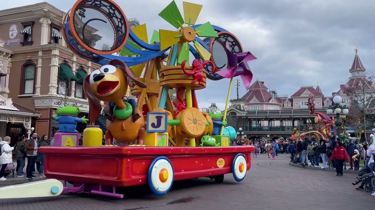 STARS ON PARADE celý průvod v Disneylandu  /LEA
