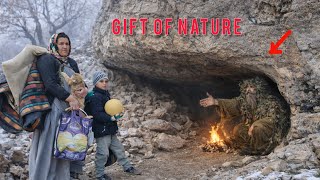 Download Lagu Dakloze vrouw transformeert kleine grot tot veilige schuilplaats in de ijskoude bergen ❄️🏔️ MP3