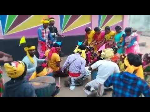 ধামসা মাদল আর সাওতালি  সংগীতের ছন্দে  সহরাই  উৎসব