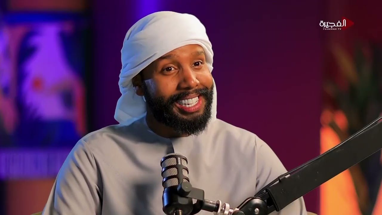 عبدالله بو هاجوس يمازح بن صويلح ويكشف اسرارا عن طفولته والاخير يعلق 