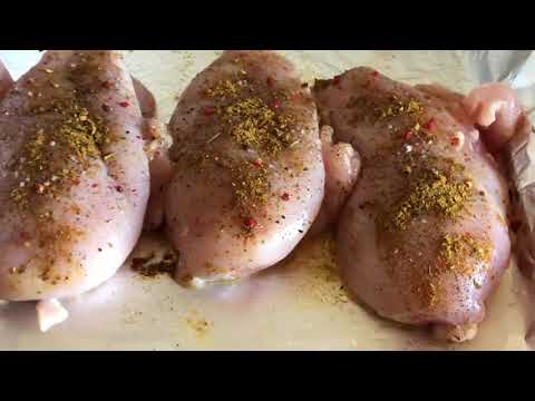 Vidéo: Comment Faire Cuire Une Poitrine De Poulet Avec Des Légumes Au Four