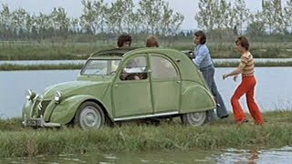 Les fous du Stade 4  (Extrait du film de 1972). Les Charlots et la 2CV Citroën