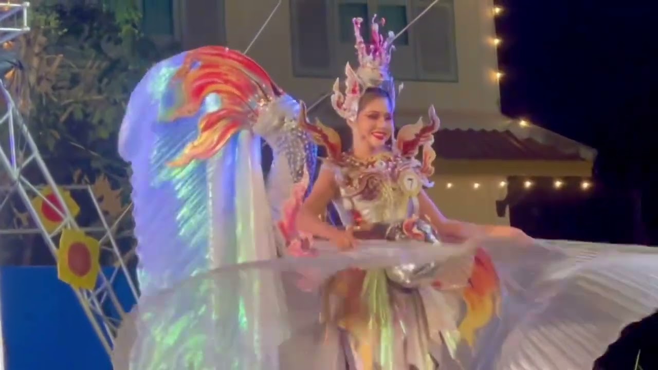 การเดินแบบธิดาปลาแฟนซี ปลาแดงรัตนศิลป์' งานเทศกาลกินปลา อำเภอกงไกรลาศ ประจำปี 2568