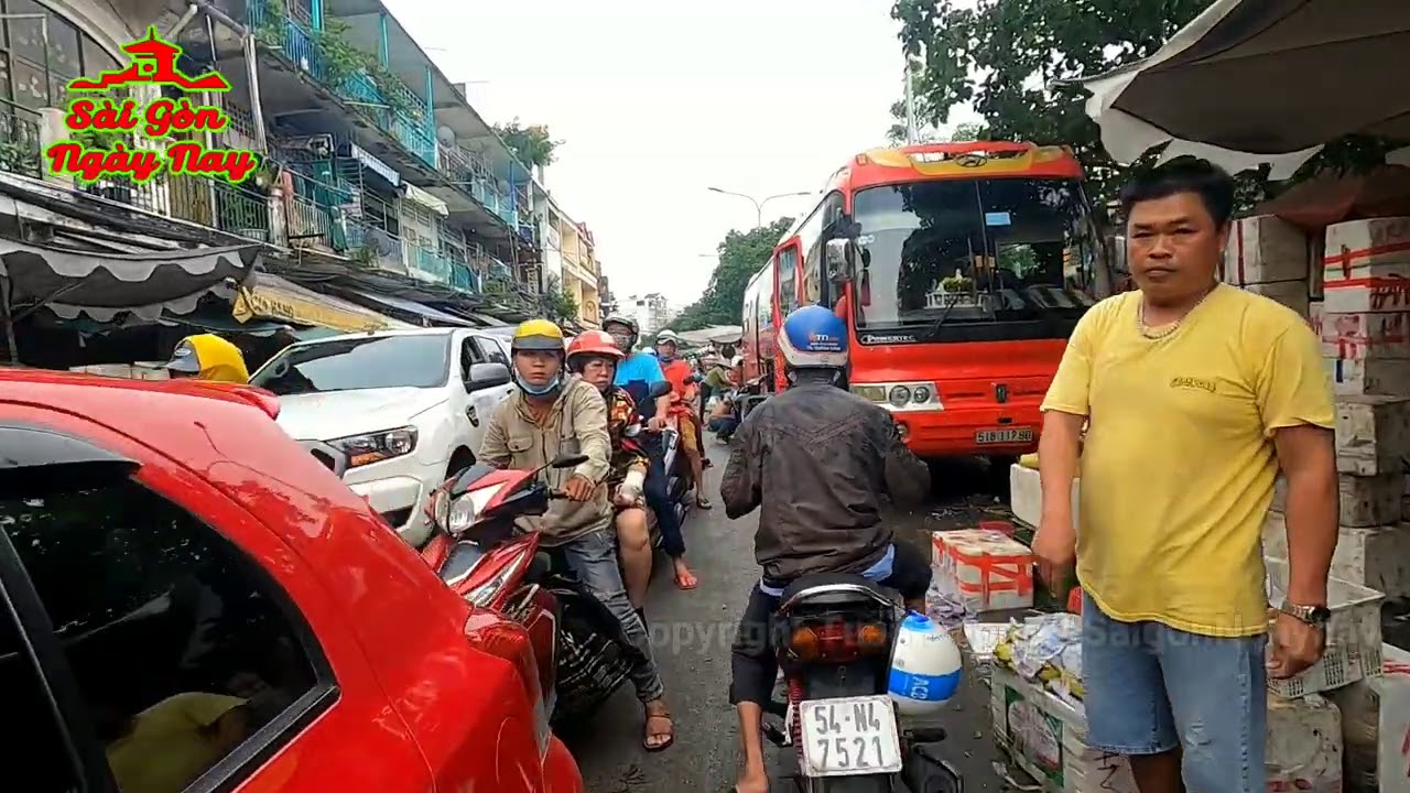 Đi chợ Lớn Sài Gòn ngày mưa mua Trái Cây 
