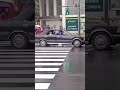 雨で交通安全パレードが中止になり、去って行くセドリック儀礼オープンカー🚨、車中でアイドルの子がこっちに👋してくれています👮、東京・赤羽駅🚉