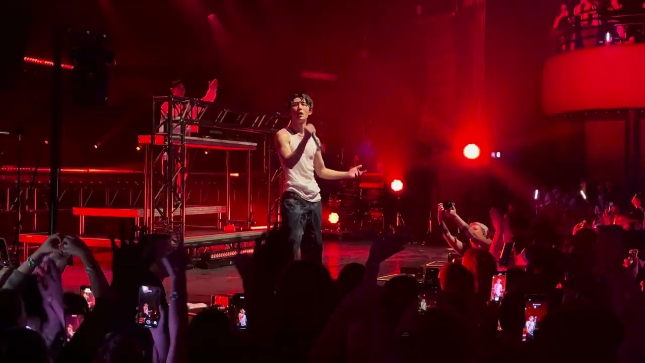 B.I (Hanbin) - 4 Letters (feat. James Reid) - Love or Loved Tour Paris VIP 230923 [4K60 HDR]