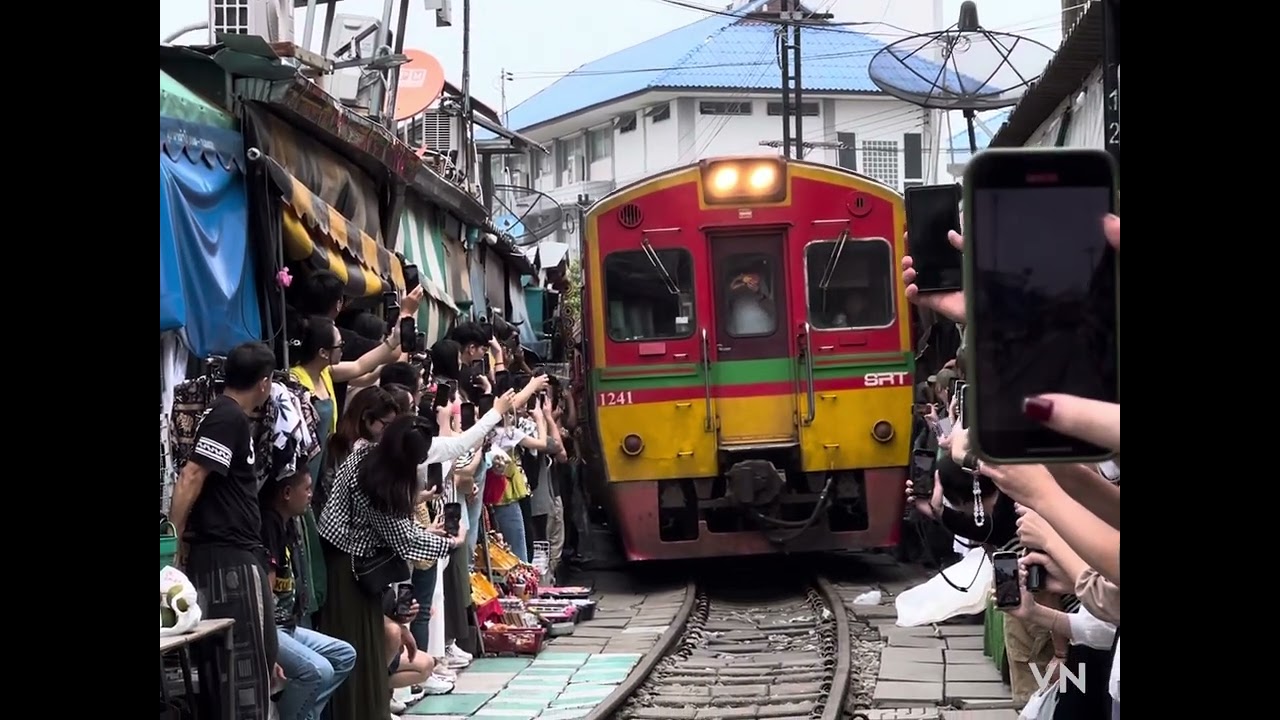 THAILAND, BANGKOK:  Maeklong Railway Market * Amazing experience