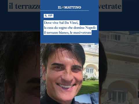 Video Dove vive Sal Da Vinci, la casa da sogno che domina Napoli: il terrazzo bianco, le maxi-vetrate