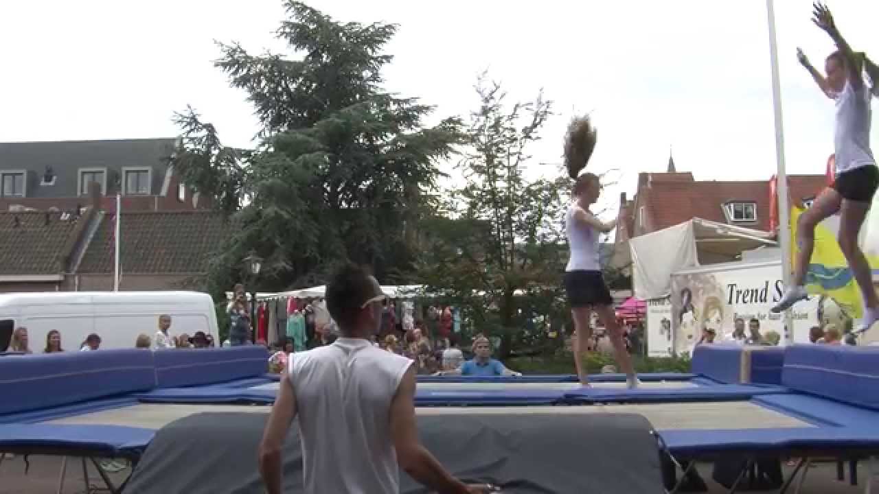 Agilitas geeft trampoline demonstratie