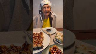 Бабушка 92 года, пробует суши❤️ 92 years old grandma tries sushi 🥰 #sushi #роллы #grandma