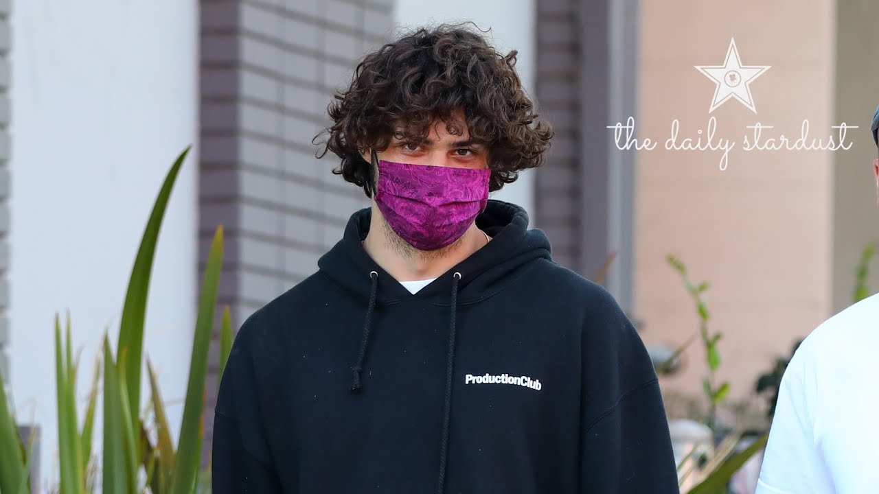 Noah Centineo buys juices & healthy treats and talks shirtless IG post