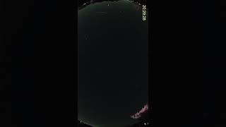 ほぼ天頂を通過する国際宇宙ステーション
