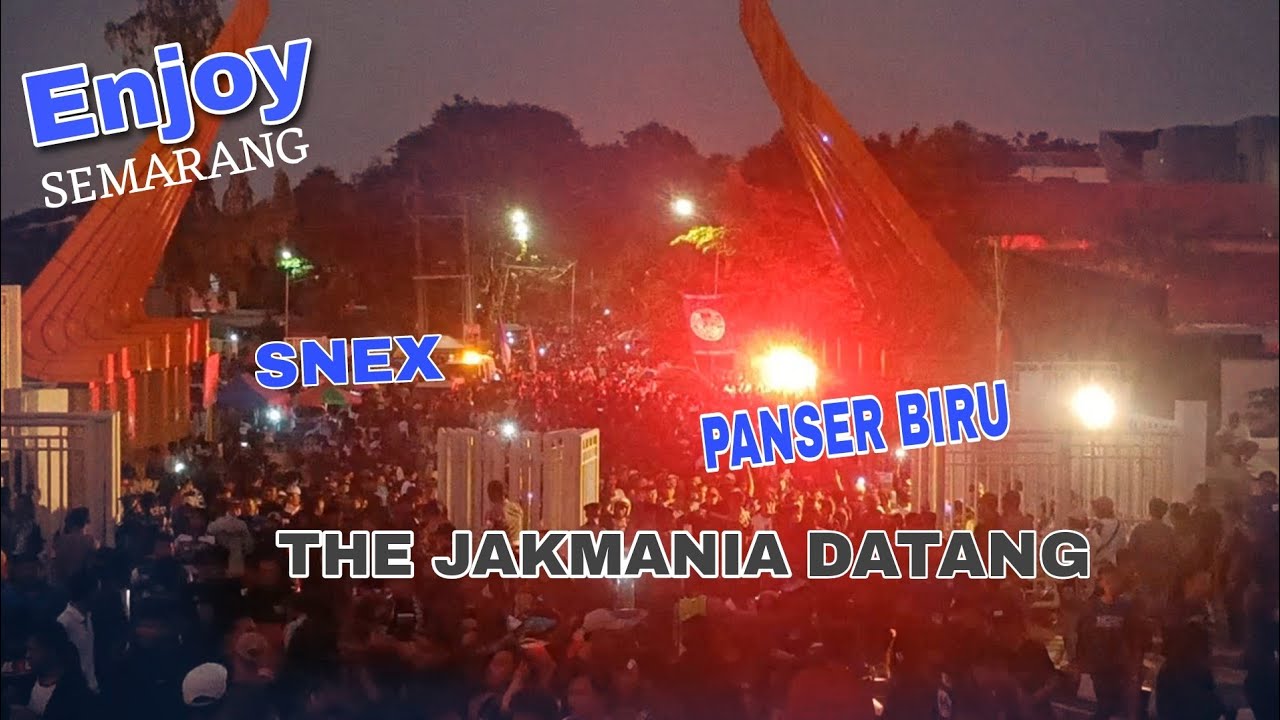 Enjoy semarang !!! Kedatangan the Jakmania di stadion jatidiri bersama datang nya ribuan panser biru