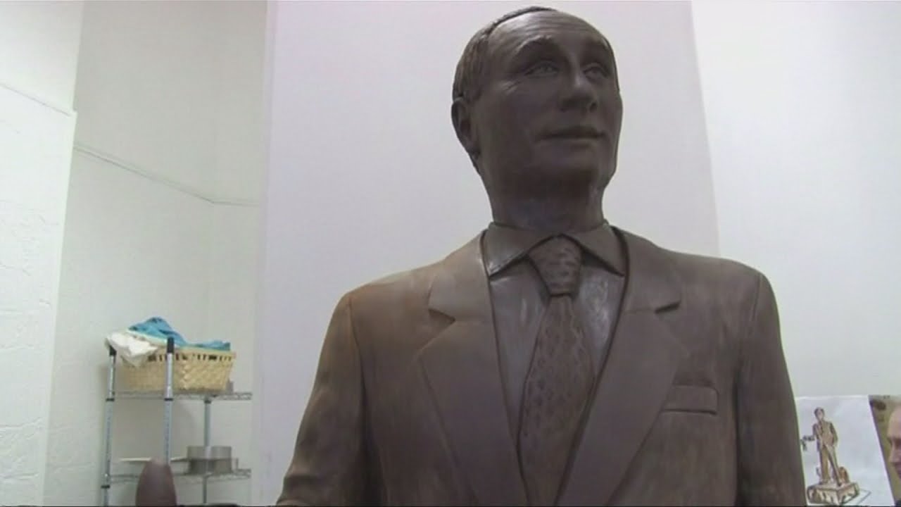 В праге установили памятник путину на золотом унитазе