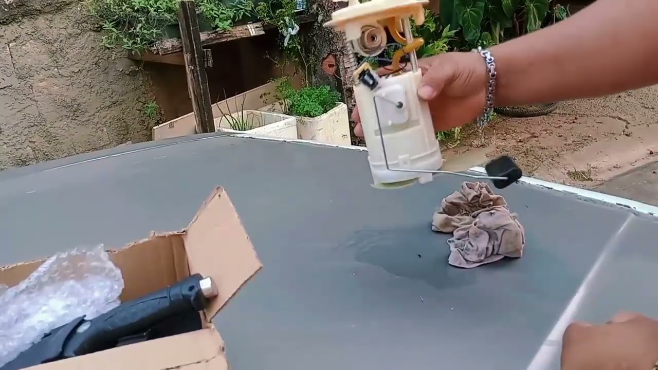 Como trocar o sensor do nível de combustível do Peugeot 206