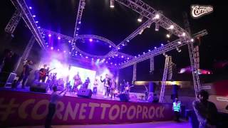 Q throws out teddy bears to his fans at #CornettoPopRock Lahore