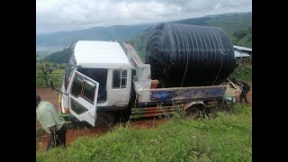 Vervoer Van Een Kunststof Watertank Naar Een Afgelegen School Via Slecht Begaanbare Bergweg.