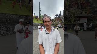 “Kami tidak melarang orang sembahyang, tapi mengikuti tatanan Hindu”. Lokasi: Pura Agung Besakih.