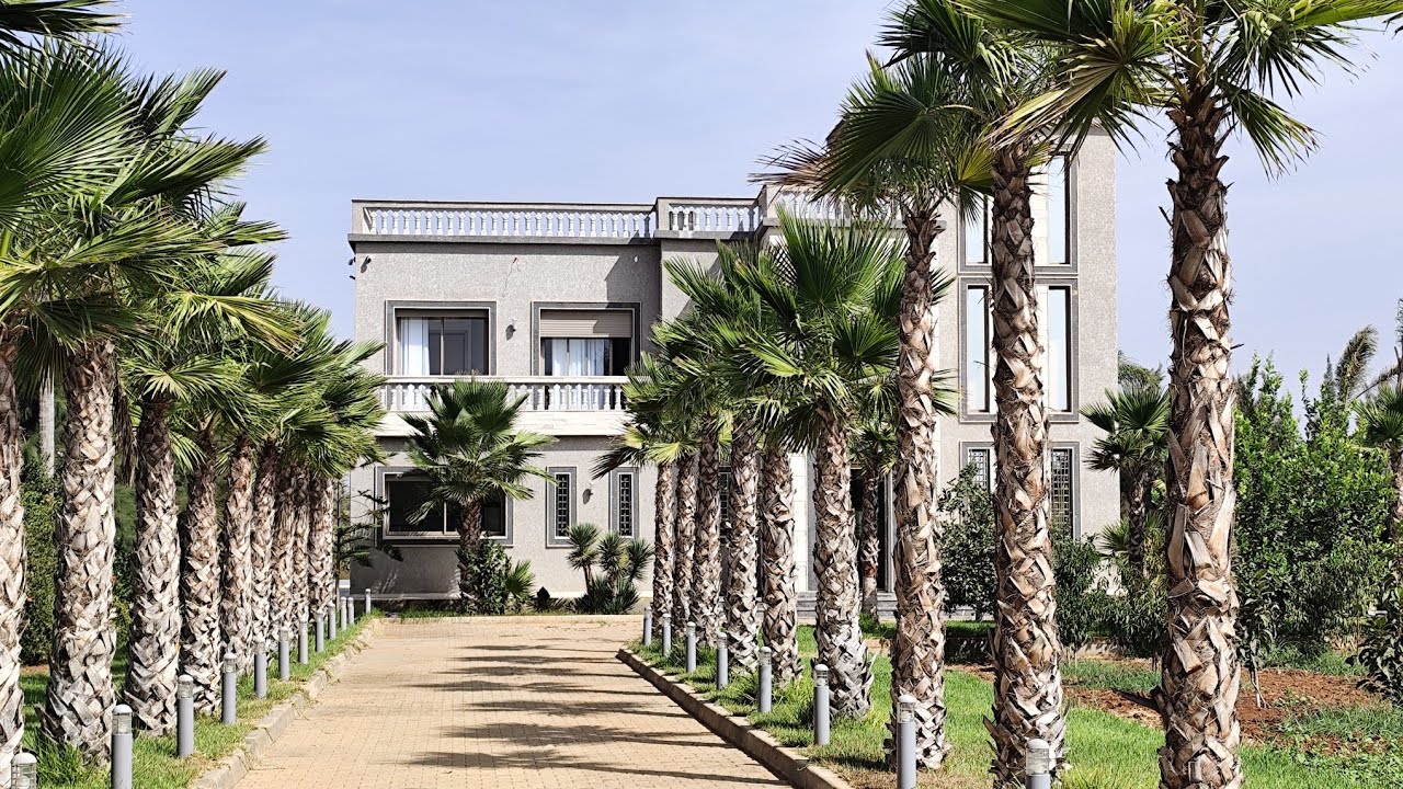 فيرمة كبيرة مساحتها هكتار أو 800م محفظة ومجهزة من فيلا ومسبح وصالونات بيوت نعاس شاطو لكوارة 