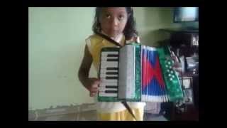 Menina Aroeirense Enpreciona Tocando Sanfona