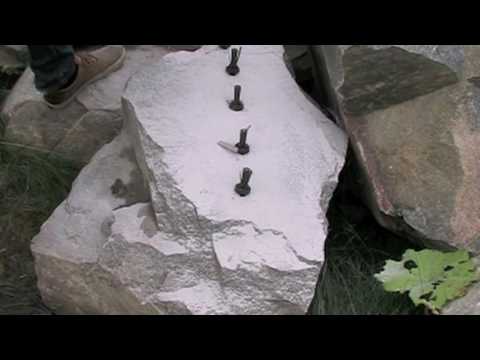 Spräcka sten med kilar Spräcka sten med kilar