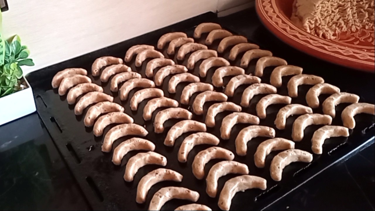 حلويات العيد😍 جبتليك حلوى الهلال اقتصادية هشيشة و خفيفة كدوب فالفم تحمر ليك الوجه 💯