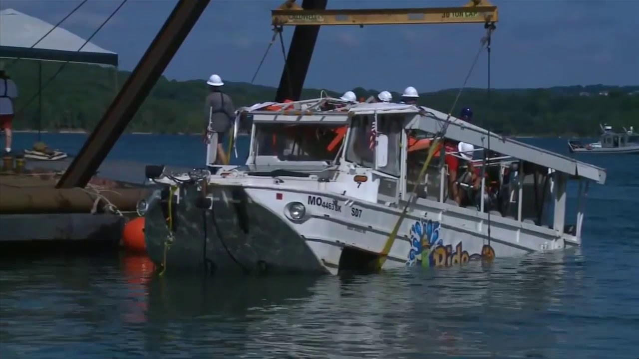 Video Crews Raise Duck Boat From Missouri Lake Youtube 