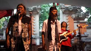 Download Lagu THE ROLLIES - SETANGKAI BUNGA di Candi Bentar Taman Mini MP3 Download Lagu THE ROLLIES - SETANGKAI BUNGA di Candi Bentar Taman Mini MP3
