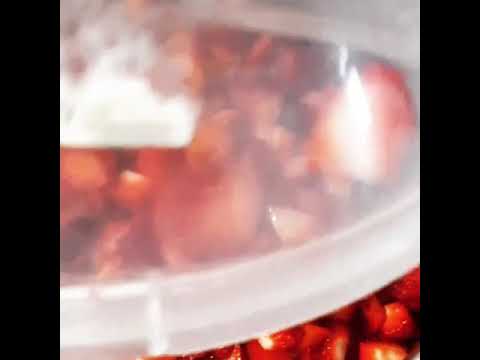 Βίντεο: Ολόκληρη μαρμελάδα φράουλας στο δικό της χυμό