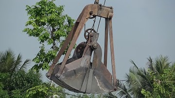 xăng cạp múc đá trên sà lan như động đất