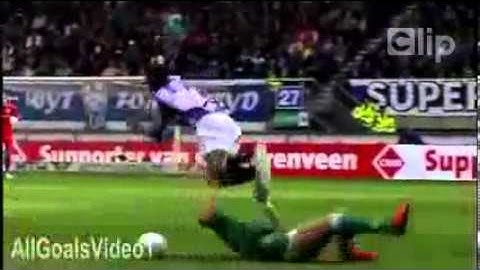 Cầu thủ bất tỉnh sau khi dính thẻ đỏ