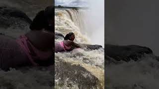 Can you stand at the extreme edge for 1m dollars ? 🤭.Tag the person you wanna do this with 😜😜