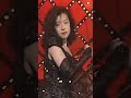 明菜さん『TANGO NOIR』で歌ってる時は勿論、歌ってない時も、こんなに踊ってらっしゃる😱ドレスもきっと重たいでしょうに､､､腰が大変なのも本当に納得です。プロ意識高すぎですね💕︎ #中森明菜