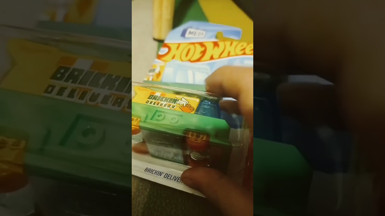 abriendo el segundo hot wheels de la parte número 2