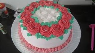 Confeitando Bolo com flores